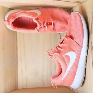 Nike Women's Rosh One Shoes
